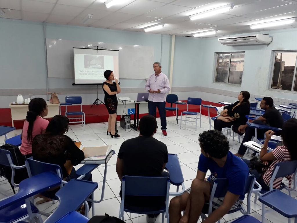 Dra. Elaine Markondes, durante conversa com alunos e com o coordenador do curso de Fisioterapia da Faculdade Maurício de Nassau, Dr. Alcione Nobre.