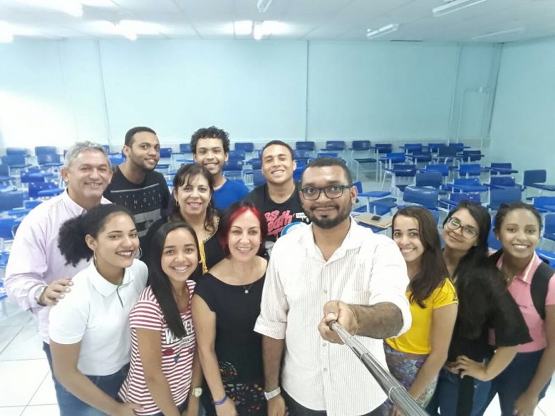 Componente da Câmara Técnica de Pilates do CREFITO-16, Rafael Marinho, com alunos da Faculdade Maurício de Nassau.