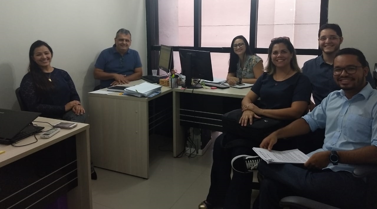 Representantes do CREFITO-16, Dra. Louise Gondim (coordenadora de Fiscalização), Dr. Fernando Muniz (presidente) e a Dra. Liana Rodrigues (fiscal), com os membros do CREF-15, Dra. Gisela Ruy (chefe de Orientação e Fiscalização) e os assessores jurídicos Dr. Rafael Sauaia e Dr. Adriano Henrique Rodrigues.