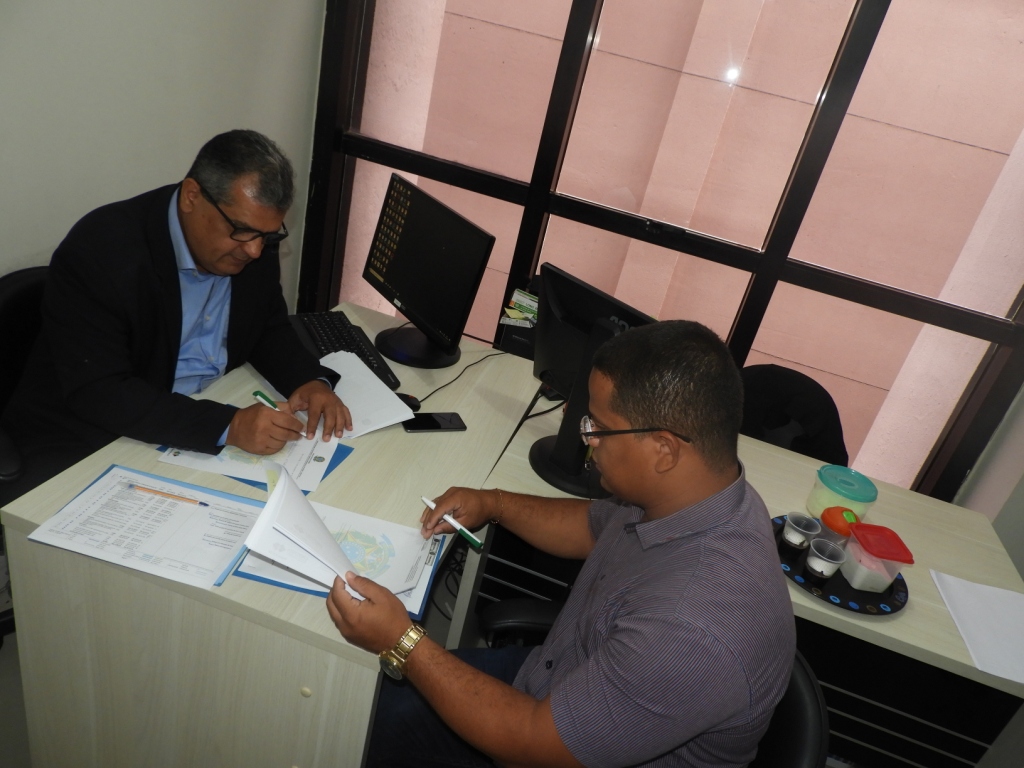 Presidente do CREFITO-16, Dr. Fernando Muniz, em ato de assinatura do contrato.
