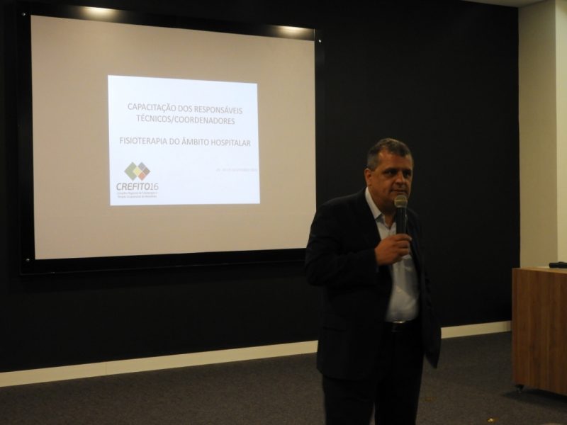 Presidente do CREFITO-16, Dr. Fernando Muniz, dando as boas-vindas aos participantes da capacitação.
